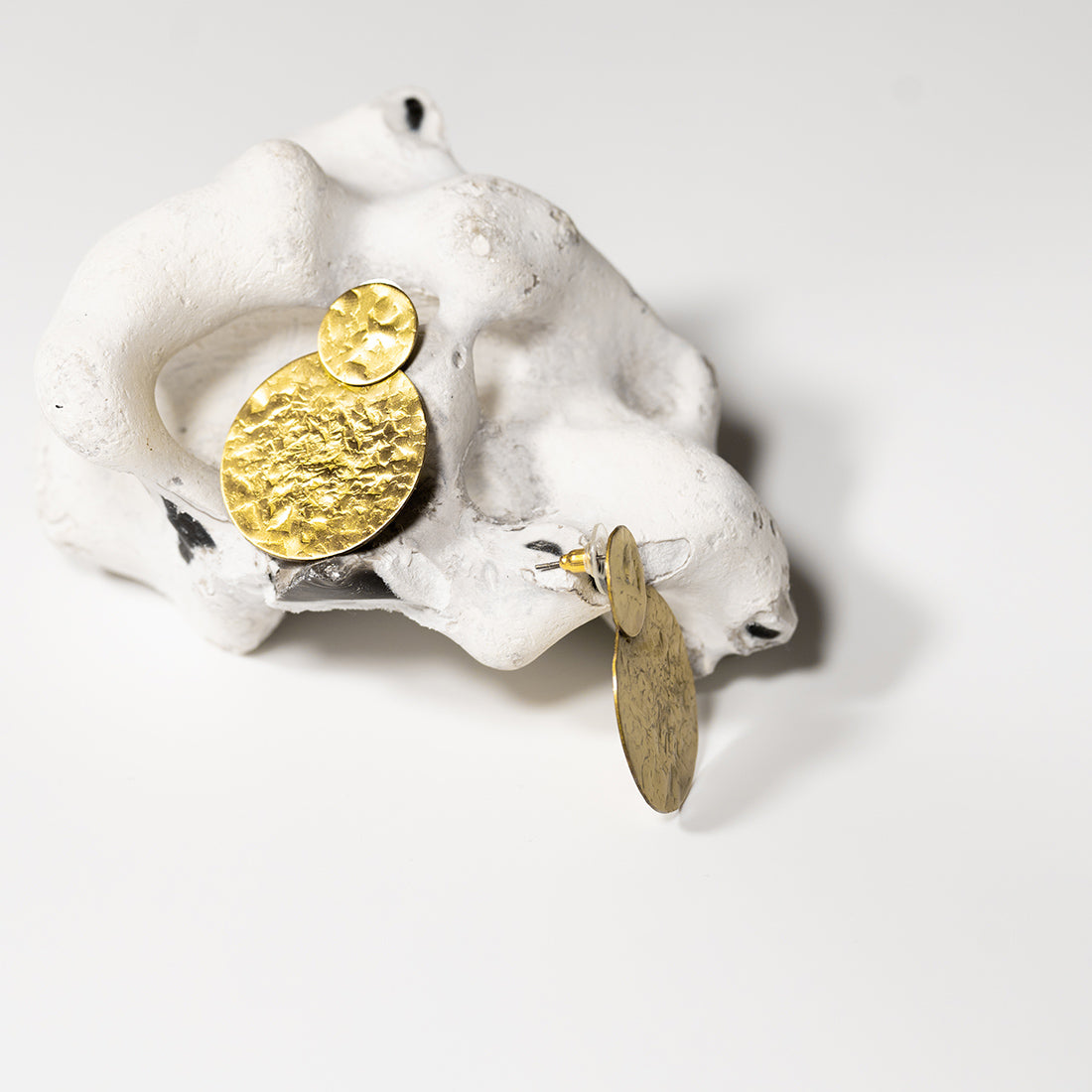 Elegant gold earrings with double circle
